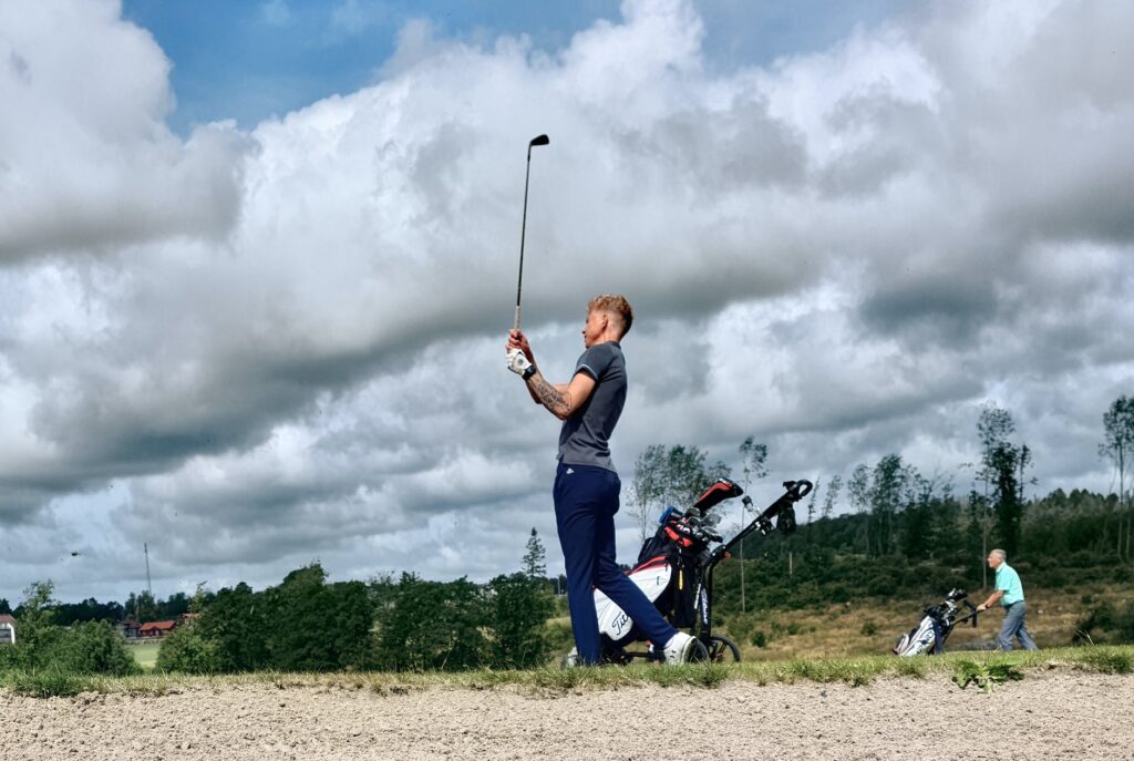 man in gray polo shirt golfing