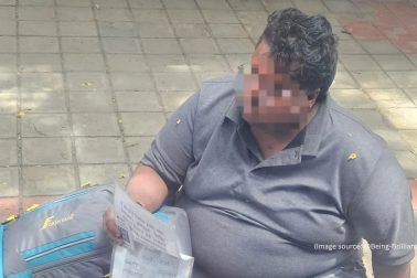 Bengaluru-man-banking-experience-sits-on-footpath